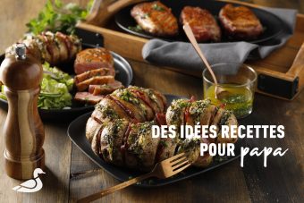Poitrines de canard grillées et pommes de terre hasselback sur le barbecue.